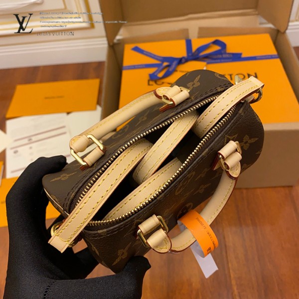 gucciaaa-38684-gallery-75583-32a812c06d56de4c M61252 NANO mini枕頭包・摩登造型焦點|商品實拍視角 15