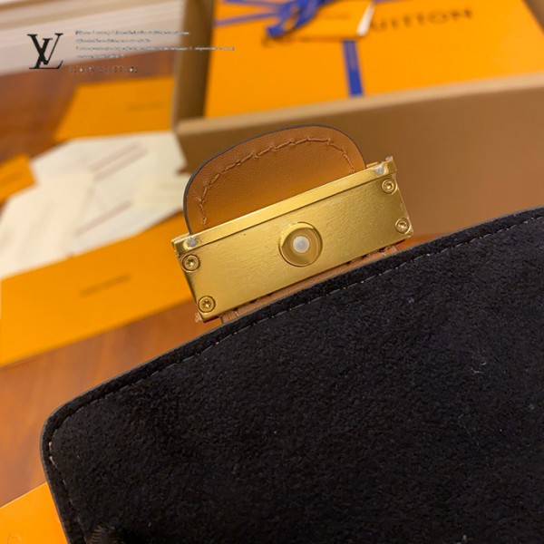 gucciaaa-38690-gallery-75642-c7acae459243bd42 M68621 達芙妮MINI郵差包・摩登造型焦點|商品實拍視角 05