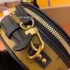 gucciaaa-38691-gallery-75659-a0329118f3f01d6d M68276 斜背包 圓餅包・摩登造型焦點|商品實拍視角 07