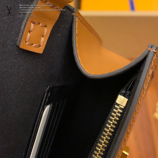 gucciaaa-38697-gallery-75743-d72c59a15706f9a5 M68746 小號達芙妮郵差包・摩登造型焦點|商品實拍視角 02