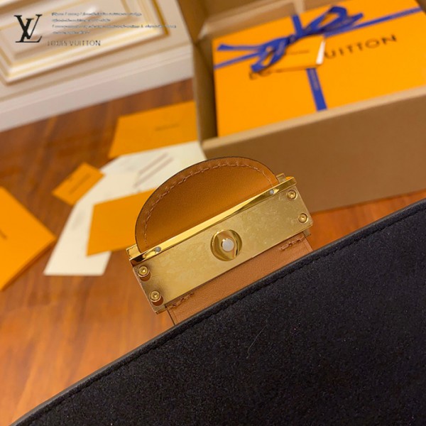 gucciaaa-38697-gallery-75745-b97cb19626c02591 M68746 小號達芙妮郵差包・摩登造型焦點|商品實拍視角 04