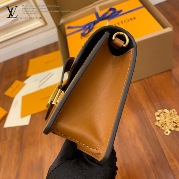 gucciaaa-38697-gallery-75748-3802679e92b7f71c M68746 小號達芙妮郵差包・摩登造型焦點|商品實拍視角 07