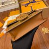 gucciaaa-38697-gallery-75750-1836ac620a792797 M68746 小號達芙妮郵差包・摩登造型焦點|商品實拍視角 09