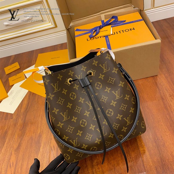 gucciaaa-38715-gallery-76003-707c73d4ddb2f466 M44020 女士NOE水桶包・摩登造型焦點|包款全貌與整體比例