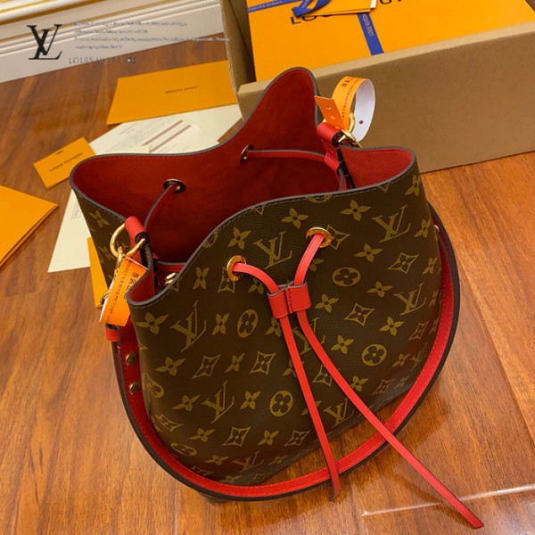gucciaaa-38716-gallery-76007-168ac0a55bb5abfc M44021 水桶包・摩登造型焦點|商品實拍視角 02