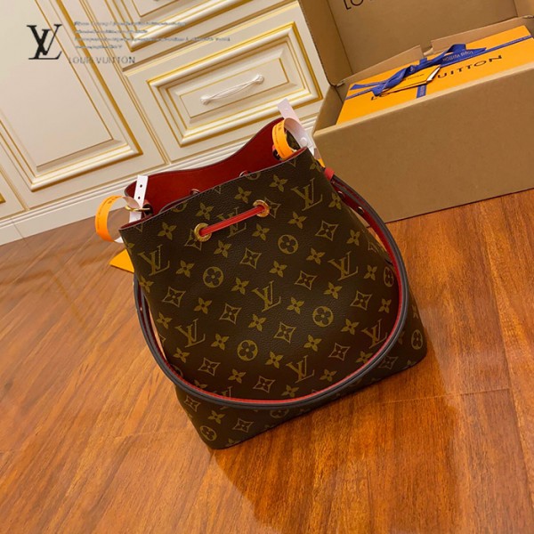 gucciaaa-38716-gallery-76008-0bbdc8fd28845df3 M44021 水桶包・摩登造型焦點|摩登造型實拍視角