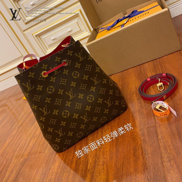 gucciaaa-38716-gallery-76009-c9be6512d075a002 M44021 水桶包・摩登造型焦點|商品實拍視角 04
