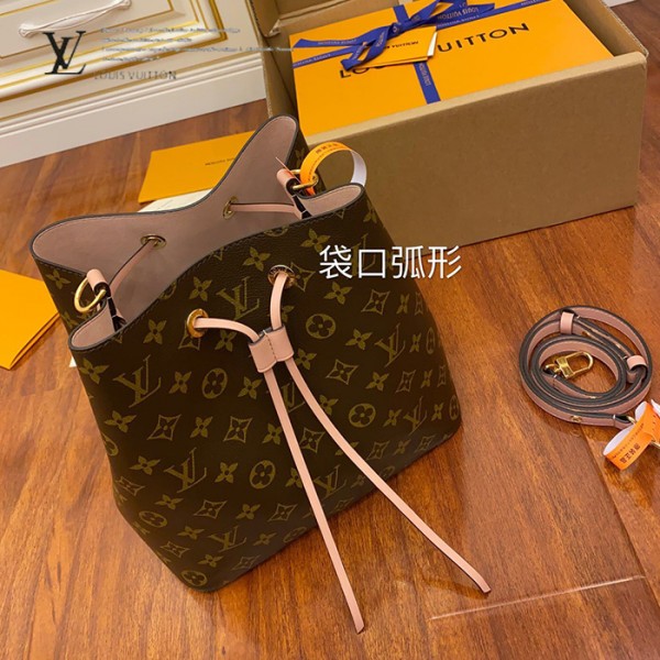 gucciaaa-38717-gallery-76015-0c84082175cc6599 精選 M44022 水桶包・摩登造型焦點|商品實拍視角 02