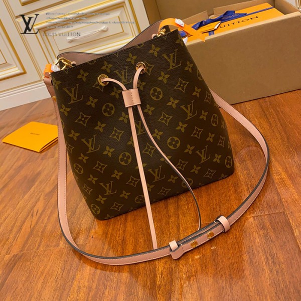 gucciaaa-38717-gallery-76022-a9d5f19938084fa2 精選 M44022 水桶包・摩登造型焦點|商品實拍視角 08