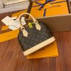 gucciaaa-38719-gallery-76040-fd7b4e0566312c83 M53152 ALMA bb 貝殼包・摩登造型焦點|商品實拍視角 09