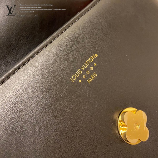 gucciaaa-38720-gallery-76045-fe3081bac8f969df M55948 女士郵差包・摩登造型焦點|商品實拍視角 02