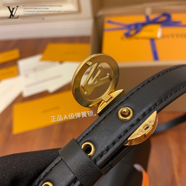 gucciaaa-38720-gallery-76047-5172a9ac5374dbe9 M55948 女士郵差包・摩登造型焦點|商品實拍視角 04