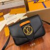gucciaaa-38720-gallery-76052-122e8c4bd1d6af1f M55948 女士郵差包・摩登造型焦點|商品實拍視角 09