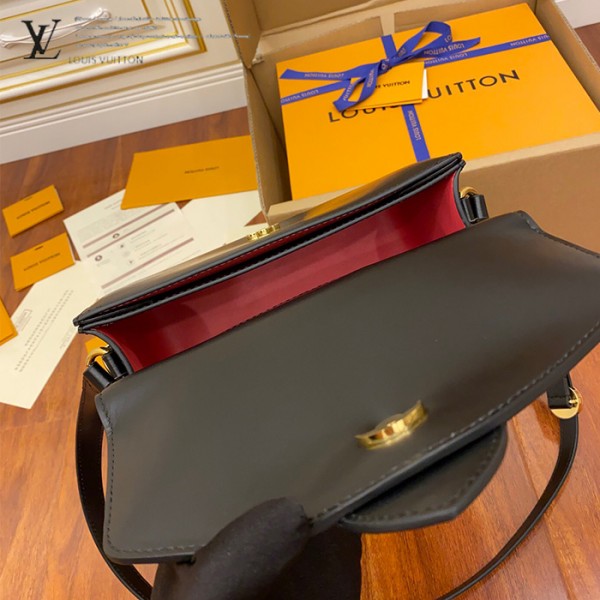 gucciaaa-38720-gallery-76055-2ac4d5e10676d35d M55948 女士郵差包・摩登造型焦點|商品實拍視角 11