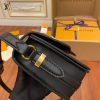 gucciaaa-38720-gallery-76057-277f6317c80b475e M55948 女士郵差包・摩登造型焦點|商品實拍視角 13