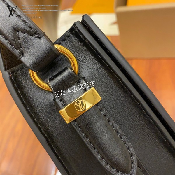 gucciaaa-38720-gallery-76059-18611daac6282d42 M55948 女士郵差包・摩登造型焦點|商品實拍視角 15